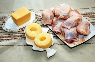 Куриные бедрышки с ананасами и сыром