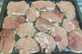 Отбивные из свинины по-французски с шампиньонами