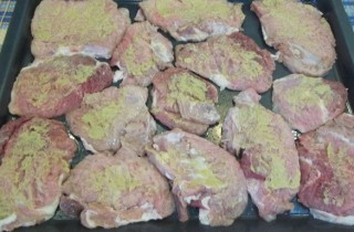 Отбивные из свинины по-французски с шампиньонами