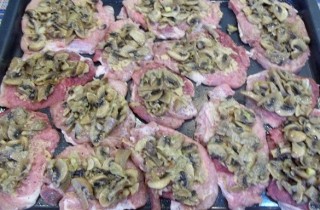 Отбивные из свинины по-французски с шампиньонами