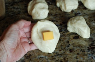 Пышные булочки с сыром