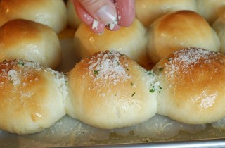 Пышные булочки с сыром