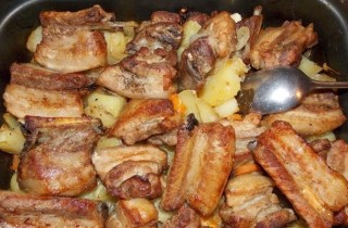 Ребрышки, запеченные с картофелем