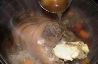 Свиная рулька в пиве с медом