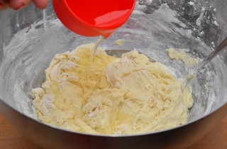 Рыбный пирог из консервированного лосося