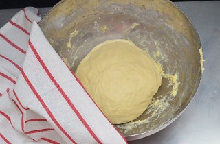 Рыбный пирог из консервированного лосося