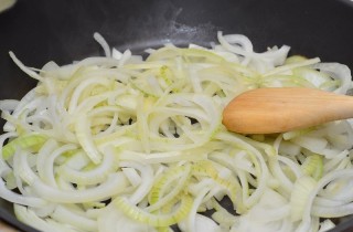 Рыбный пирог из консервированного лосося