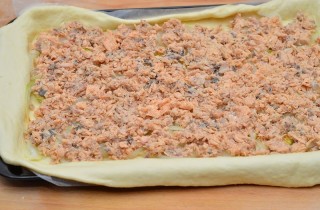 Рыбный пирог из консервированного лосося