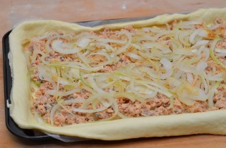 Рыбный пирог из консервированного лосося