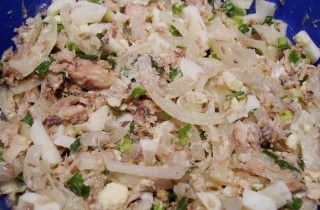 Рыбный пирог из консервов