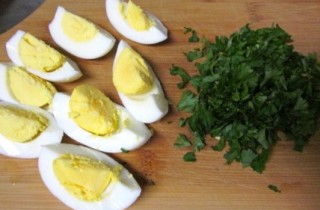 Салат из шпината с маринованным редисом