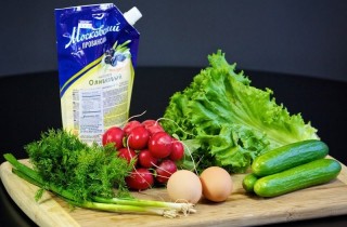 Зеленый салат с редисом, огурцами и яйцами