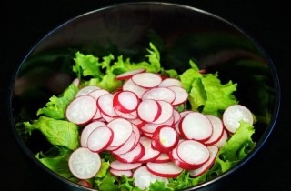 Зеленый салат с редисом, огурцами и яйцами