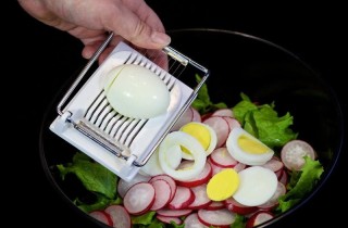 Зеленый салат с редисом, огурцами и яйцами