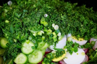 Зеленый салат с редисом, огурцами и яйцами