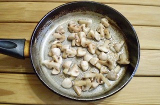 Жареные пирожки с грибами и картошкой