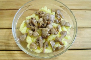Жареные пирожки с грибами и картошкой