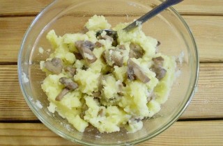 Жареные пирожки с грибами и картошкой