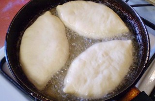 Жареные пирожки с грибами и картошкой