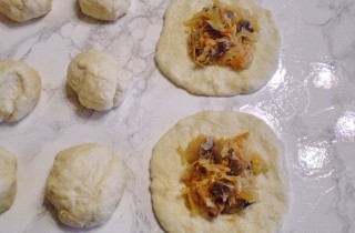 Жареные пирожки с капустой и грибами