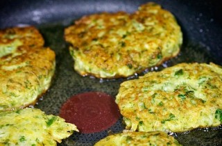Кабачковые оладьи с козьим сыром