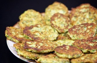 Кабачковые оладьи с козьим сыром