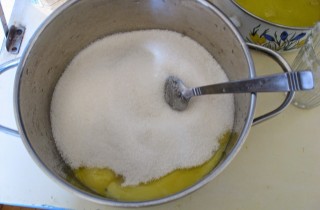 Пасхальный кулич с орехами и изюмом