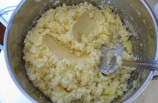 Пасхальный кулич с орехами и изюмом