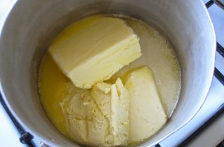 Пасхальный кулич с орехами и изюмом