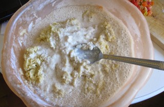 Пасхальный кулич с орехами и изюмом