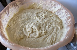 Пасхальный кулич с орехами и изюмом