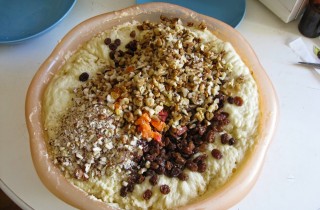 Пасхальный кулич с орехами и изюмом