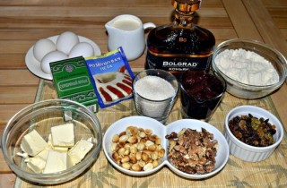 Шоколадный кекс с орехами, изюмом и вишней