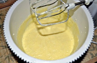 Шоколадный кекс с орехами, изюмом и вишней