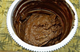 Шоколадный кекс с орехами, изюмом и вишней