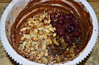 Шоколадный кекс с орехами, изюмом и вишней