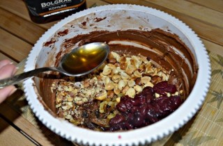 Шоколадный кекс с орехами, изюмом и вишней