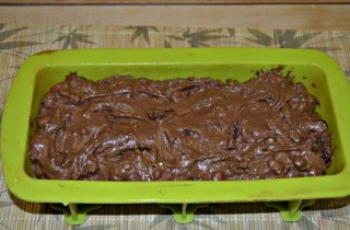 Шоколадный кекс с орехами, изюмом и вишней