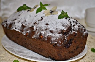 Шоколадный кекс с орехами, изюмом и вишней