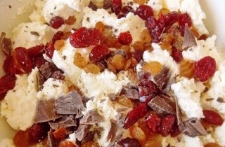 Творожный кулич с шоколадом и сухофруктами