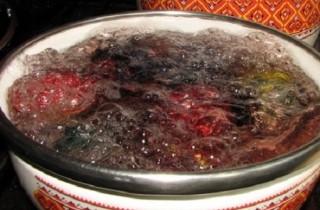 Яйца, крашеные нитками