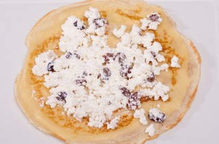 Блинчики с творогом и изюмом, запеченные в духовке