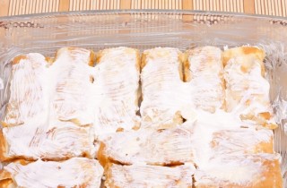Блинчики с творогом и изюмом, запеченные в духовке