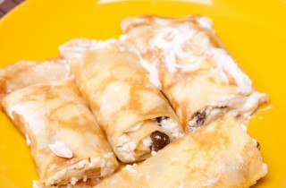 Блинчики с творогом и изюмом, запеченные в духовке