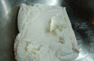 Блинный торт с творогом и клубникой