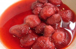 Блинный торт с творогом и клубникой