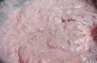 Блинный торт с творогом и клубникой