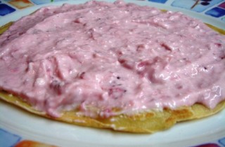 Блинный торт с творогом и клубникой