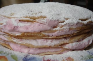 Блинный торт с творогом и клубникой