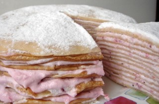 Блинный торт с творогом и клубникой